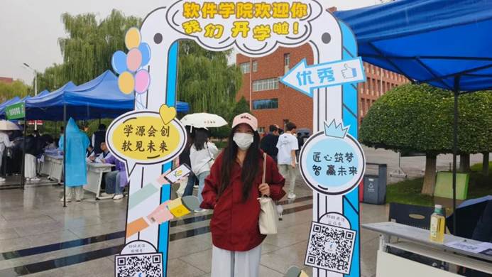 图片包含 标志, 女人, 站, 桌子 AI 生成的内容可能不正确。