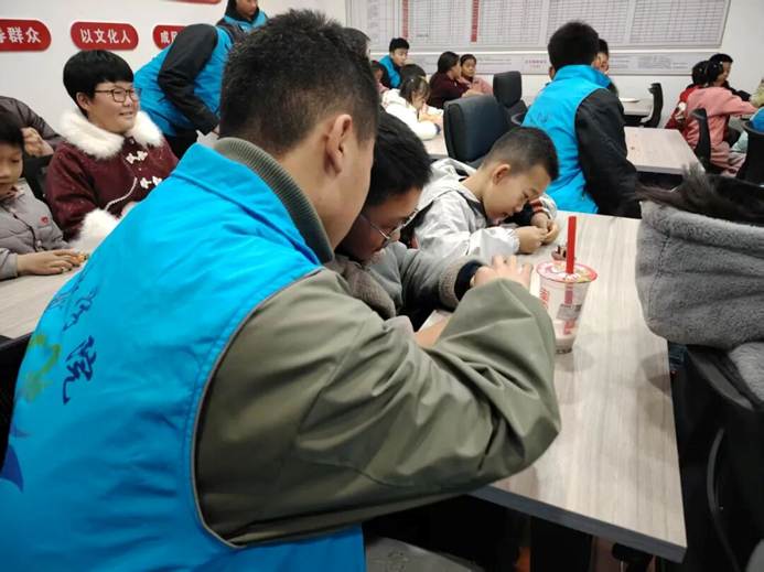 一群人正在听演讲 AI 生成的内容可能不正确。