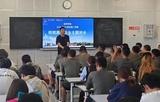 一群人正在听演讲 AI 生成的内容可能不正确。