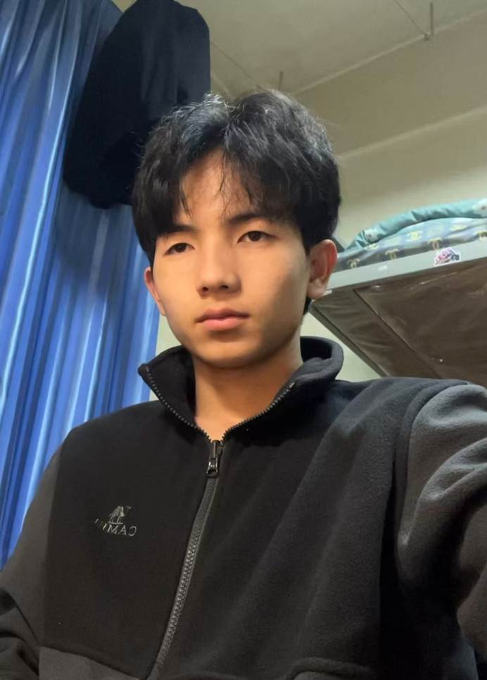 穿黑色衣服的男孩 AI 生成的内容可能不正确。