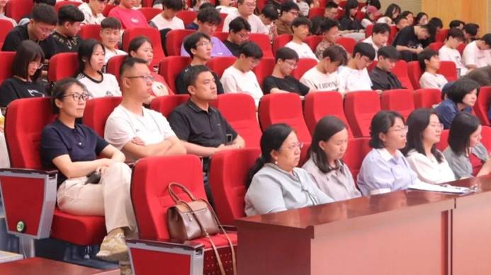 礼堂里有许多人 AI 生成的内容可能不正确。