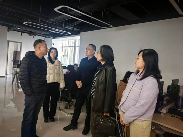 人们站在房间里 AI 生成的内容可能不正确。