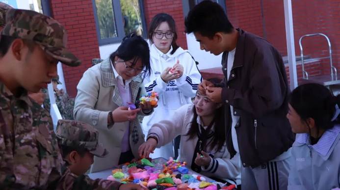 男人在切蛋糕 AI 生成的内容可能不正确。