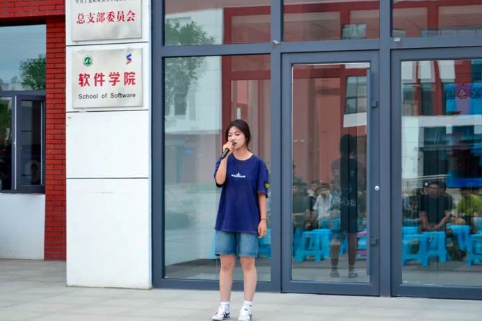 穿蓝色上衣的女人在街道边走 AI 生成的内容可能不正确。