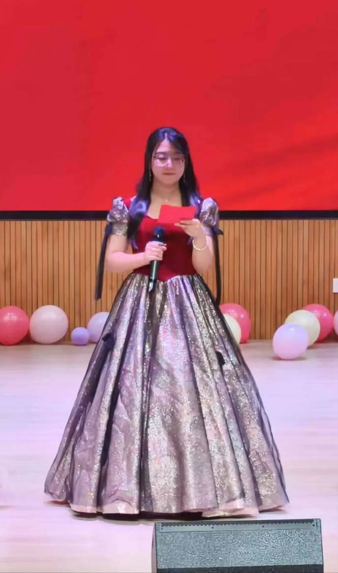 桌子上有个粉色的裙子 AI 生成的内容可能不正确。