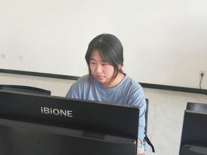 电脑的人 AI 生成的内容可能不正确。