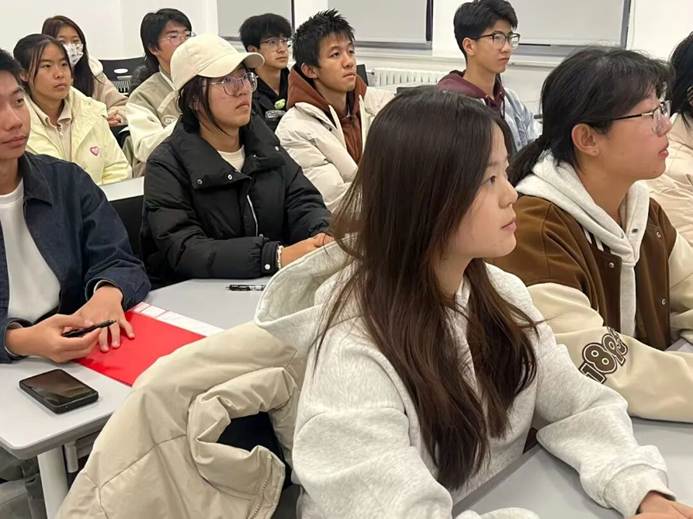 一群人在看电脑 AI 生成的内容可能不正确。