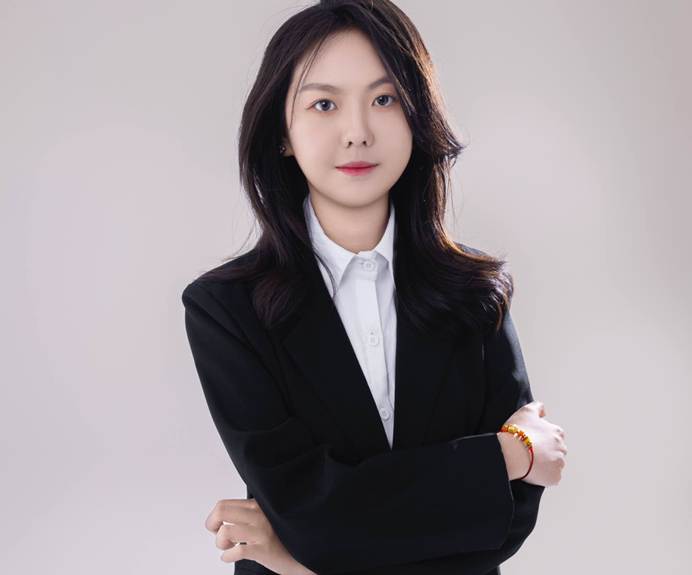 人穿着西装 AI 生成的内容可能不正确。