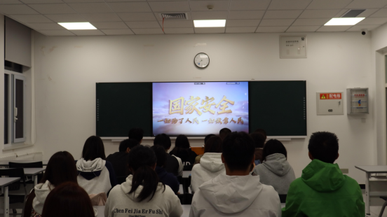 一群人在房间里 AI 生成的内容可能不正确。