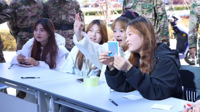 图片包含 人, 桌子, 食物, 女人 AI 生成的内容可能不正确。