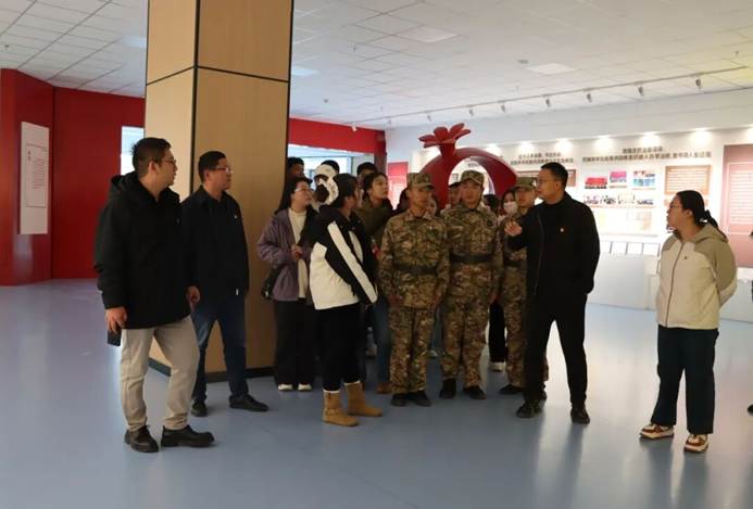 一群人站在大厅里 AI 生成的内容可能不正确。