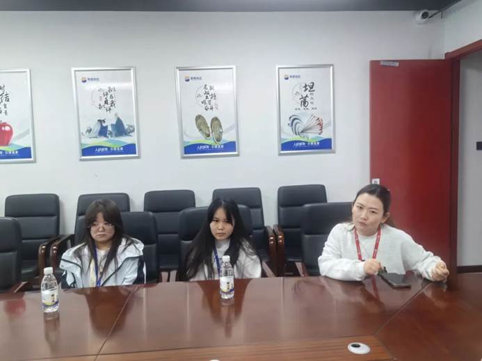 会议室里的人们 AI 生成的内容可能不正确。