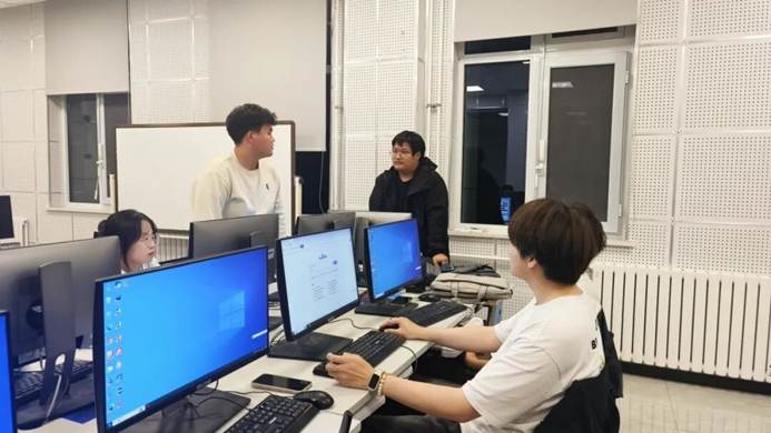 人在玩电脑 AI 生成的内容可能不正确。