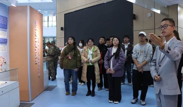 一群人站在门前 AI 生成的内容可能不正确。