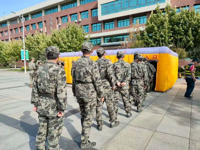 图片包含 户外, 人, 建筑, 军事 AI 生成的内容可能不正确。
