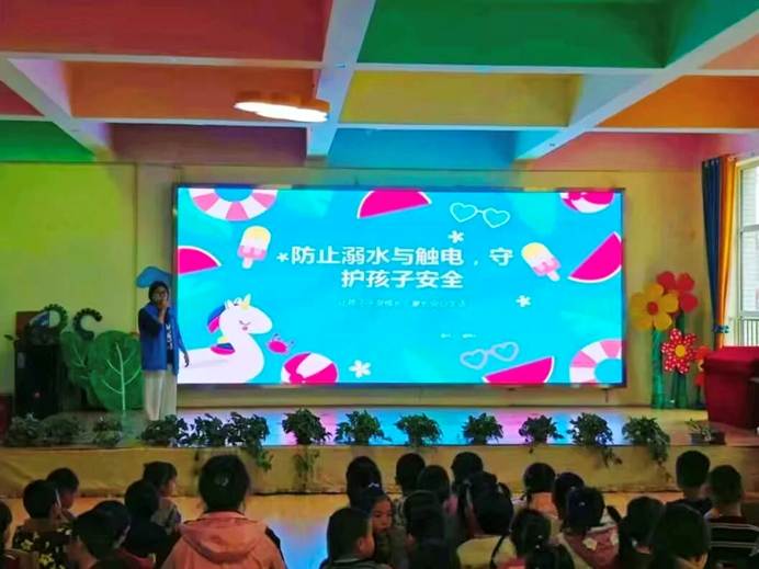 一群人在台上演讲 AI 生成的内容可能不正确。