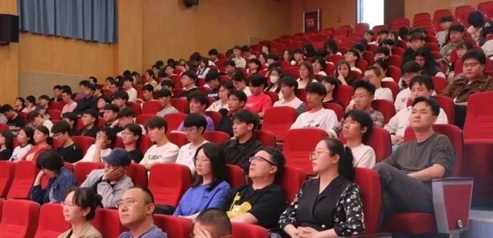 礼堂里有许多人 AI 生成的内容可能不正确。