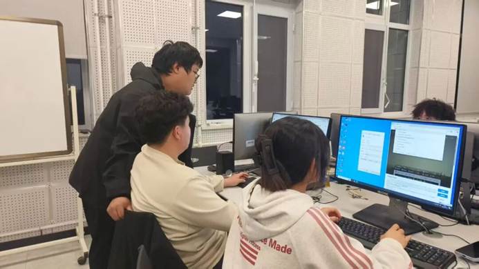 人在玩电脑 AI 生成的内容可能不正确。