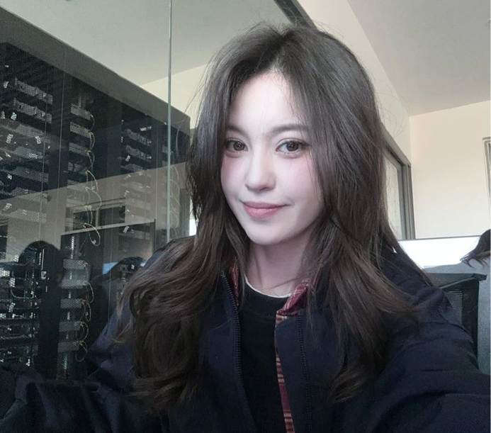 穿着黑色衣服的女人 AI 生成的内容可能不正确。
