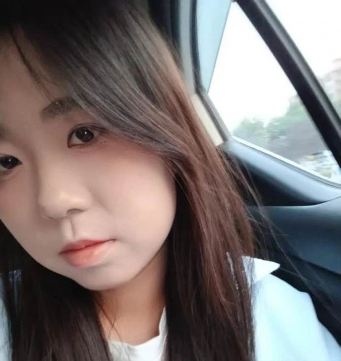 汽车窗户外的女人 AI 生成的内容可能不正确。