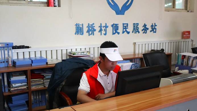 图片包含 室内, 桌子, 笔记本, 窗户 AI 生成的内容可能不正确。