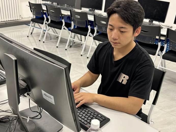 电脑前的椅子上坐着人 AI 生成的内容可能不正确。